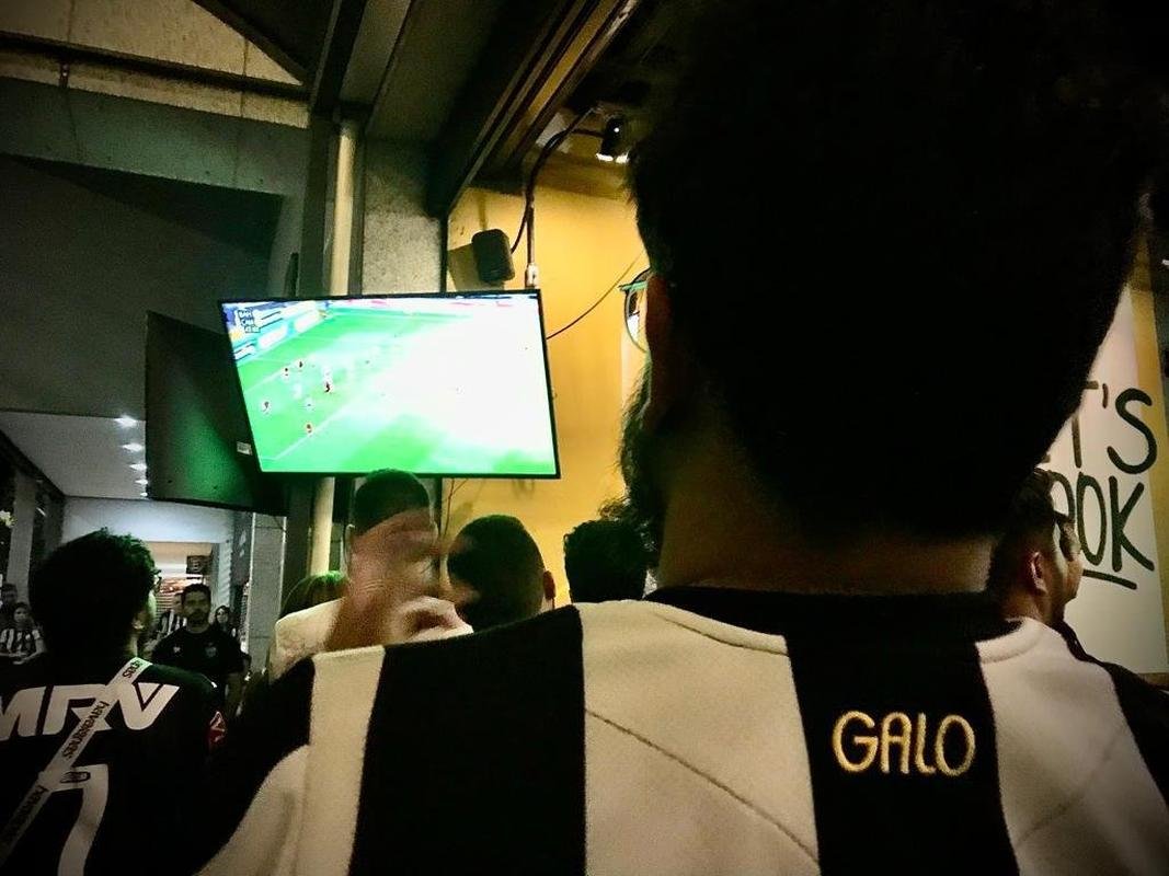 Nesta quinta-feira (2), torcedores do Atltico lotaram os bares de BH para acompanhar Bahia x Galo, jogo adiado da 32 rodada do Campeonato Brasileiro. Na imagem, Devotos Bar.