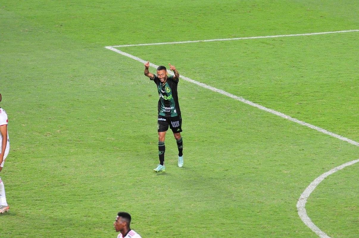 Ademir marcou dois gols na etapa final e colocou o Amrica em vatagem: 2 a 0