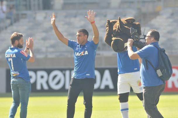Cruzeiro apresentou para sua torcida no Mineiro os atacantes Sobis, camisa 7, e bila, que vestir a 50