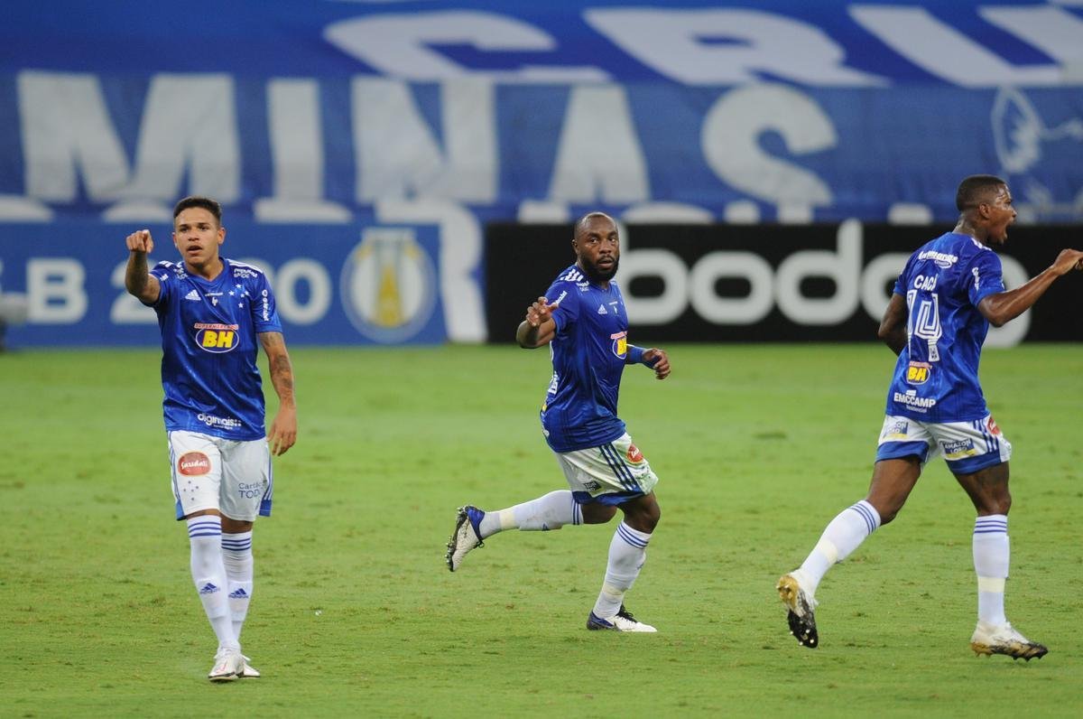 Manoel empatou para o Cruzeiro em arremate de cabea: 1 a 1