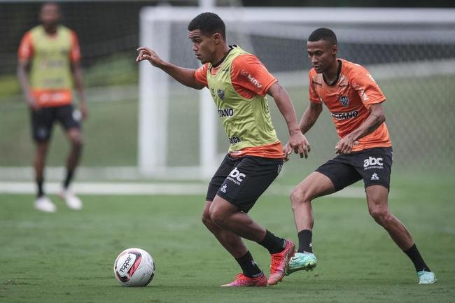 O Atltico realizou, nesta quinta-feira (10), a primeira atividade visando o clssico com o Amrica, vlido pela 5 rodada do Campeonato Mineiro. Com titulares em campo, o time de 'El Turco' Mohamed trabalhou para o confronto que ser disputado s 16h30 do sbado (12), no Estdio Independncia, em Belo Horizonte.