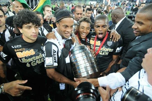 24/07/2013 - Atltico 2 (4) x (3) Olimpia-PAR - Final da Copa Libertadores - Mais uma vez, o Galo precisava reverter uma vantagem de dois gols na Copa Libertadores. Depois da derrota no Paraguai, o Atltico buscou a vitria com o Mineiro lotado. No incio do segundo tempo, J abriu o placar. Depois de muita presso, Leonardo Silva, aos 43 minutos, de cabea, marcou o segundo e deu nmeros finais ao confronto. Depois do empate sem gols na prorrogao, a disputa da taa foi para os pnaltis. Logo na primeira cobrana, Victor defendeu o chute de Miranda. Na sequncia, todos balanaram as redes: Alecsandro, Guilherme, J e Leonardo Silva pelo Atltico, e Ferreyra, Candia e Aranda, pelo Olimpia. Na quinta cobrana, Gimnez acertou a trave e o time mineiro conquistou a indita taa da competio continental.