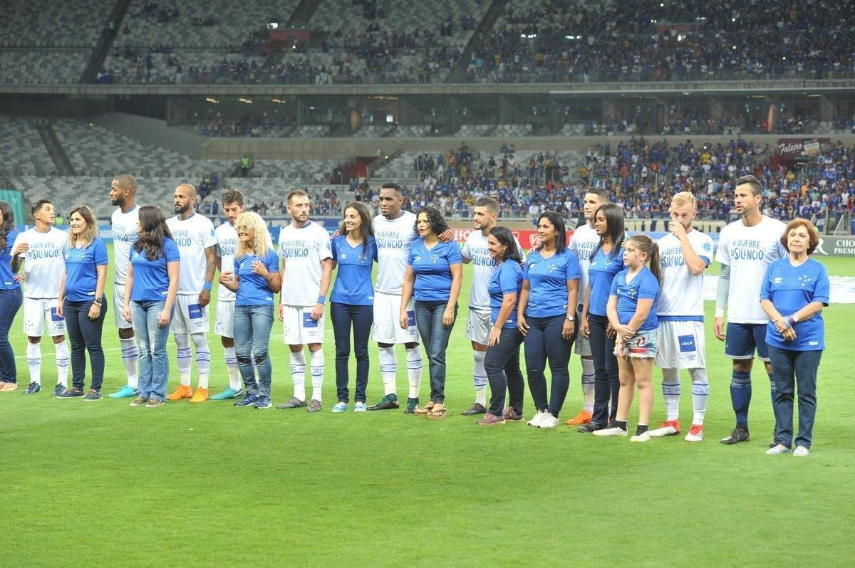 Mulheres foram homenageadas no Mineiro antes de jogo entre Cruzeiro e URT (Juarez Rodrigues/EM D.A Press)