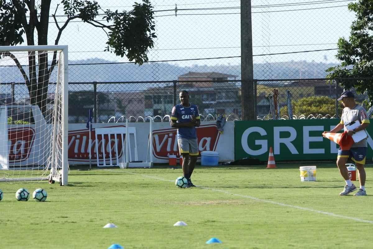 Atacante Sass trabalhou com elenco do Cruzeiro nesta tera-feira e foi apresentado como reforo
