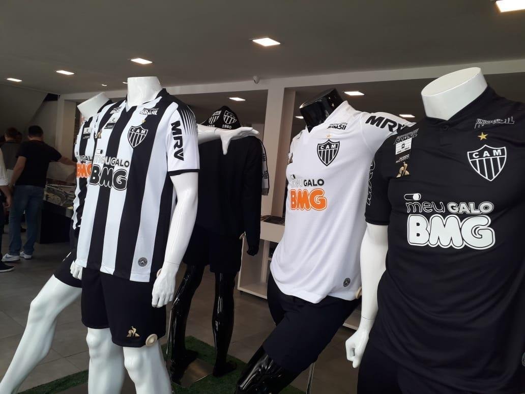 O Atltico atendeu antigo pedido de torcedores e comeou a vender a camisa nmero 1 com todas as logos de patrocinadores em preto e branco. As mudanas foram nas marcas do Supermercados BH (que fica nas costas e continha vermelho e amarelo) e do BMG (patrocinador mster, originalmente em laranja). A pea no ser utilizada pelos atletas durante jogos. O modelo masculino custa R$ 259,99, enquanto o feminino est  venda por R$ 229,99. Segundo o clube, a camisa est  disposio nas Lojas do Galo no Barreiro, Belvedere, Betnia, Betim, Centro, Minas Shopping, Labareda, Lourdes, Monte Carmo Shopping, Savassi, Sion, Shopping Del Rey e Estao BH.