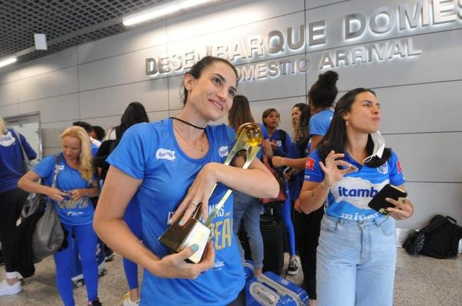 Minas desembarca no aeroporto de Confins, em BH, neste s�bado (30), ap�s o tri da Superliga Feminina