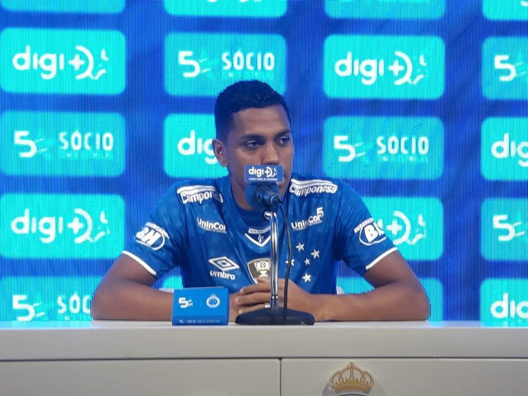 Pedro Rocha foi apresentado pelo Cruzeiro na tarde desta sexta-feira (05/04)