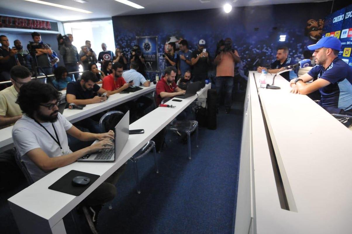 Dia movimentado na Toca: coletiva de Pezzolano, retorno da imprensa ao CT e treino em campo