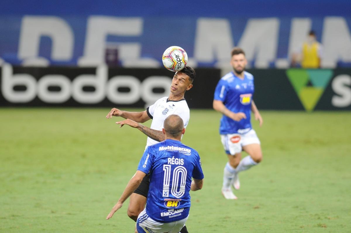 Jogo entre Cruzeiro e Figueirense, no Mineiro, em Belo Horizonte, pela 22 rodada da Srie B do Campeonato Brasileiro