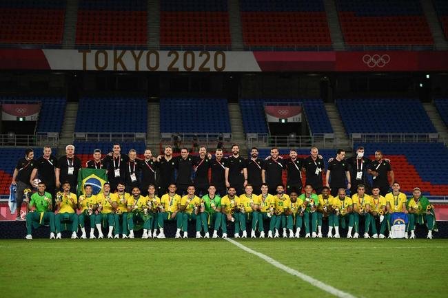 Jogadores da Sele��o Brasileira recebem a medalha de ouro pela conquista ol�mpica no futebol
