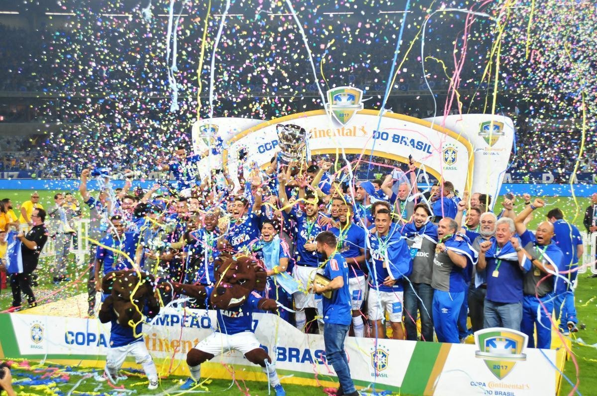 Depois da vitria por 5 a 3 nos pnaltis, que teve Fbio como heri, jogadores e comisso tcnica comemoraram muito no gramado do Mineiro. Capito Henrique ergueu a taa do penta no Gigante