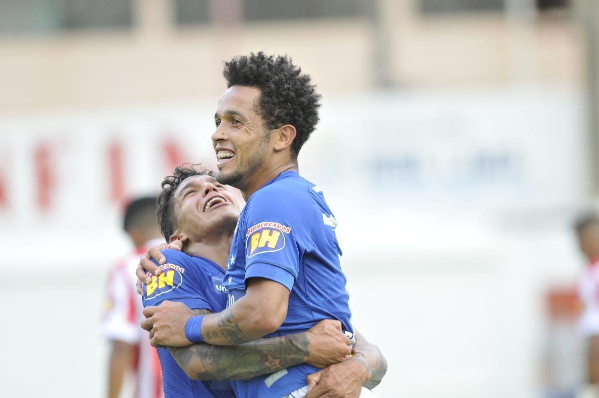 Fotos do duelo entre Villa Nova e Cruzeiro, neste domingo