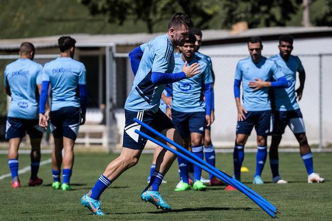 Fotos do treino do Cruzeiro nesta terça-feira (16/8), na Toca da Raposa II, em Belo Horizonte. Time celeste enfrentará o Grêmio no domingo (21/8), às 16h, na Arena, pela 25ª rodada da Série B