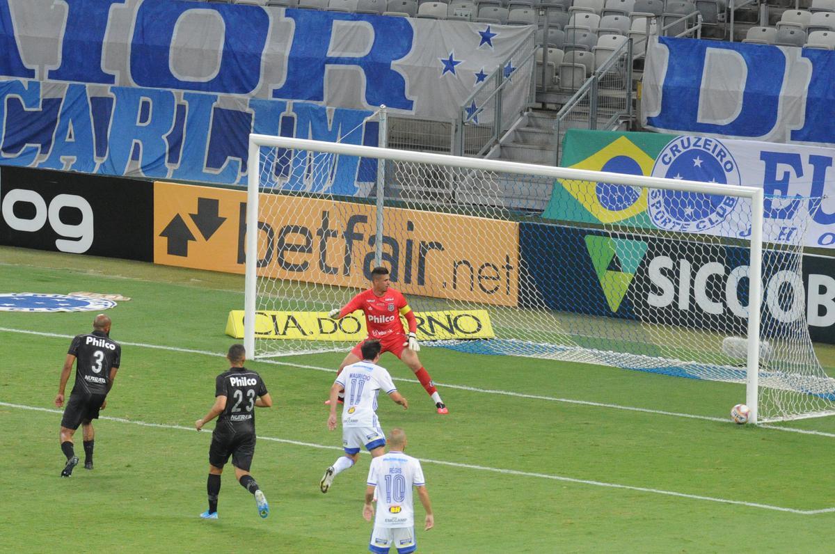 No segundo tempo, Manoel, de cabea, ampliou para o Cruzeiro: 3 a 0