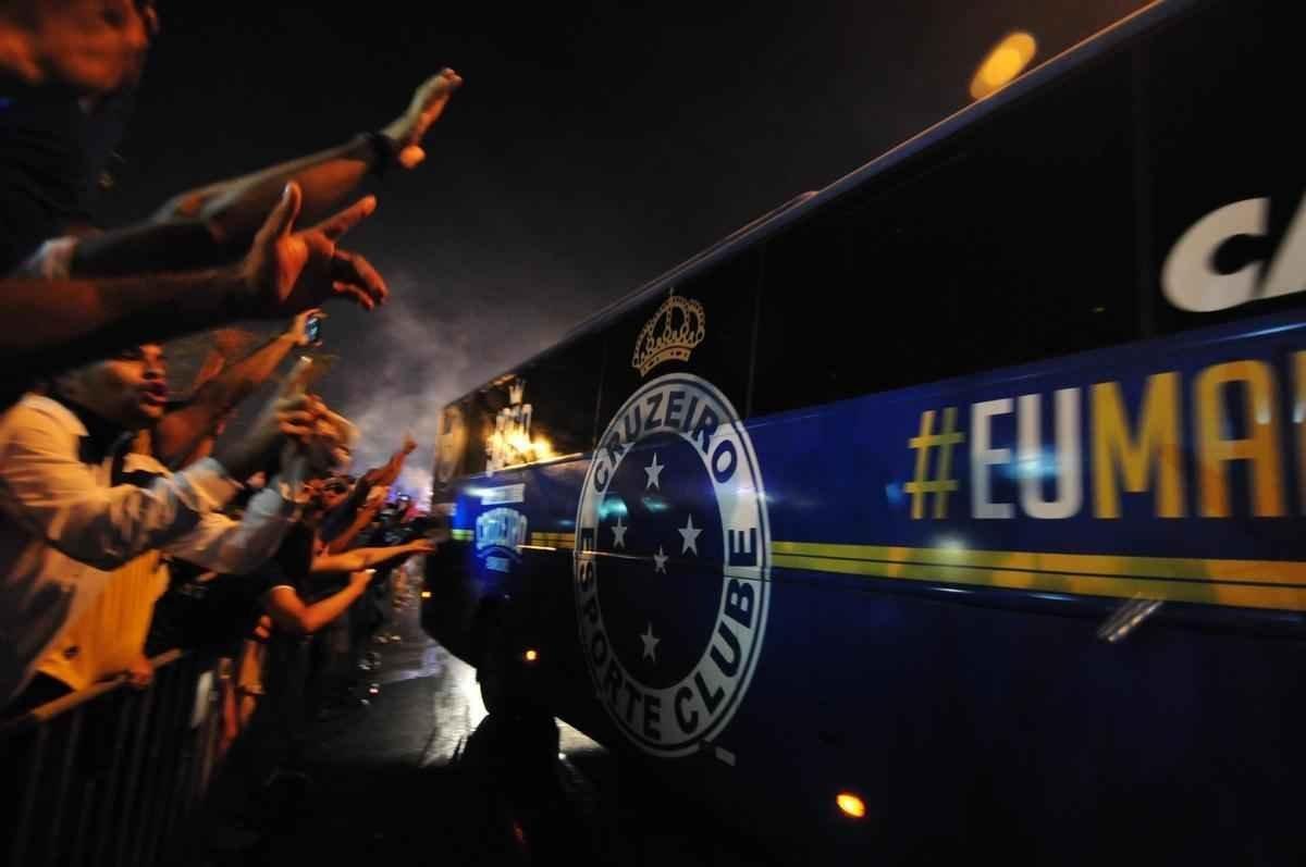 Torcida do Cruzeiro apoia a delegao do time na chegada ao Mineiro