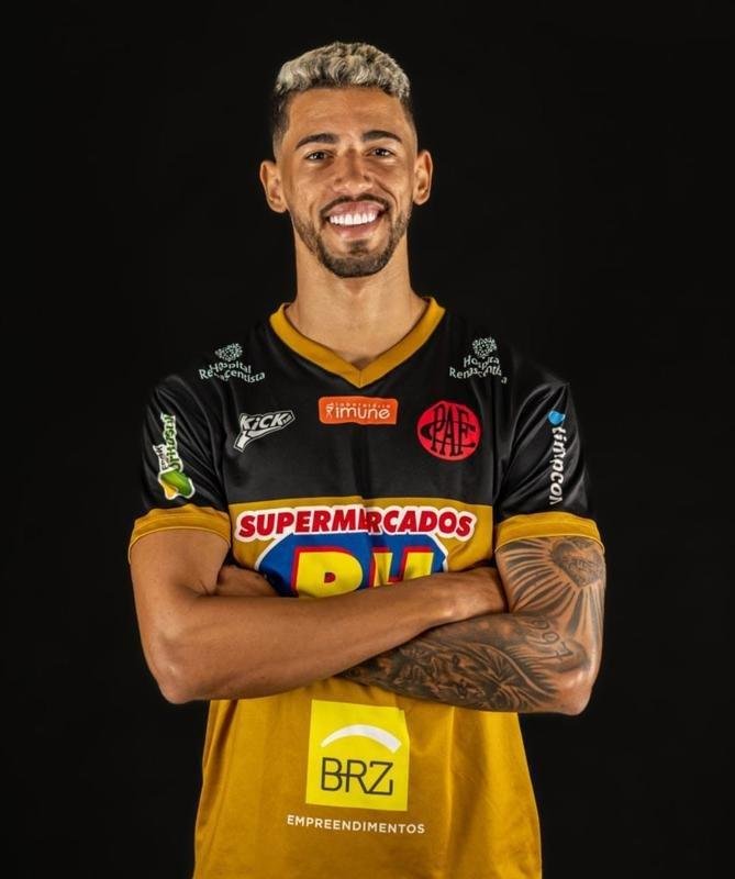 Marquinhos, meio-campista