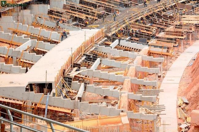 06/03/2012 - No interior, comea a construo efetiva do anel inferior, com assentos mais prximos ao gramado. Guindastes ajudam operrios a encaixar as peas de concreto armado.