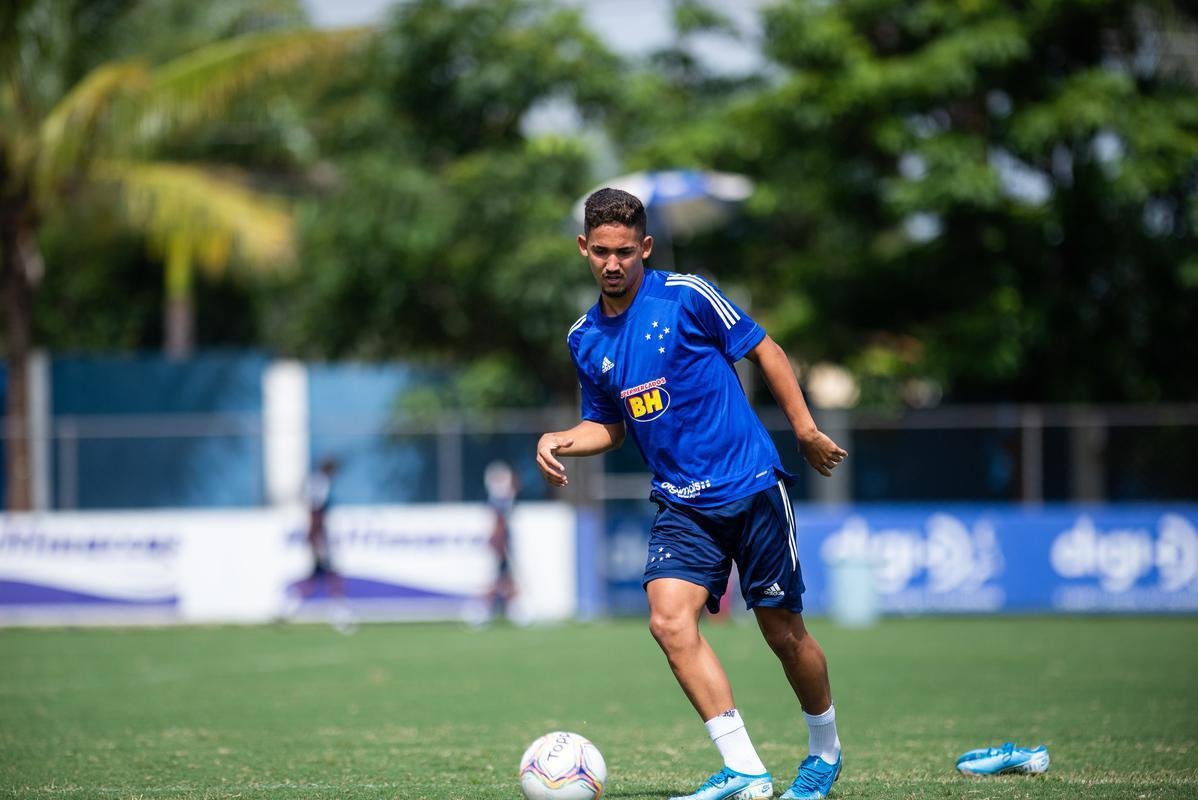 Jhonata Robert - emprestado pelo Grmio, foi utilizado em sete jogos pelo Cruzeiro e anotou um gol. Em junho, retornou ao clube de origem, que havia recebido proposta do Famalico, de Portugal. Na Europa, o atacante de 21 anos balanou a rede uma vez em cinco apresentaes.