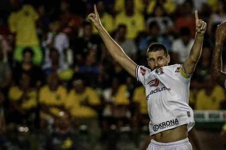 Danny Morais (zagueiro) - Um dos nomes mais identificados com a camisa do Santa Cruz, o defensor  capito e referncia no time. Titular absoluto, ele j ultrapassou os 30 jogos no ano