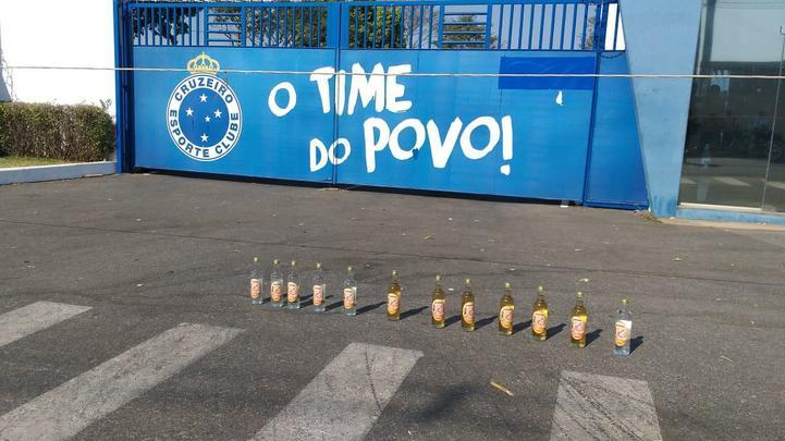 Torcedores protestam em frente  Toca da Raposa II