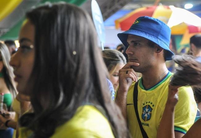 Tristeza da torcida com a elimina��o do Brasil na Copa