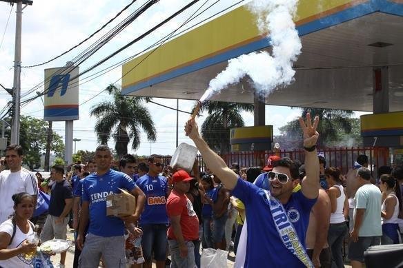 Torcida do Cruzeiro j comea a se movimentar em vrios pontos da cidade antes da partida contra o Grmio, s 17h, no Mineiro