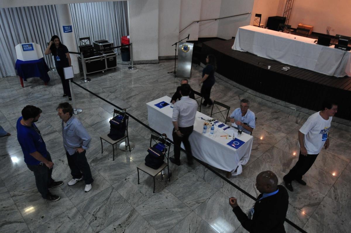 Fotos da eleio presidencial no Cruzeiro. Parque esportivo do Barro Preto, em BH, esteve lotado durante tarde e noite desta segunda-feira