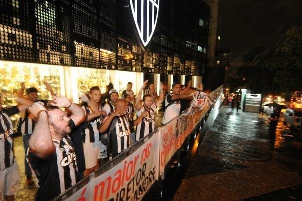 Torcedores do Atltico protestaram contra jogadores, Sette Cmara e Gallo