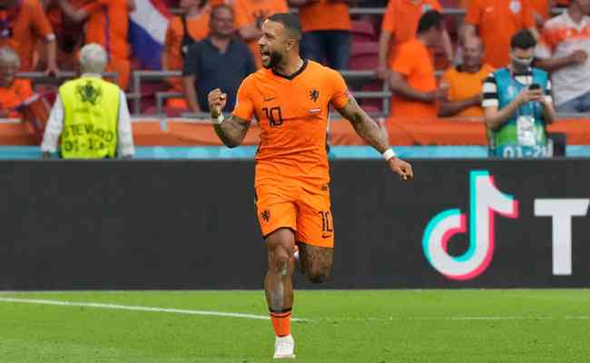 Depay marcou de pnalti para a Holanda