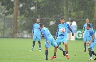 Sob chuva, Cruzeiro treinou na tarde desta sexta-feira na Toca II (Alexandre Guzanshe/EM D.A Press)