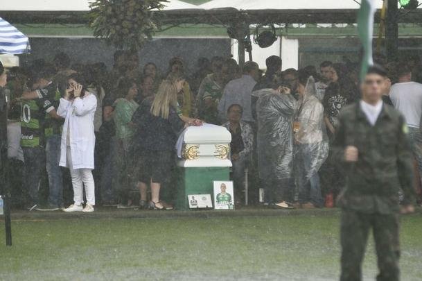 Emoção das famílias no velório dos heróis da Chapecoense