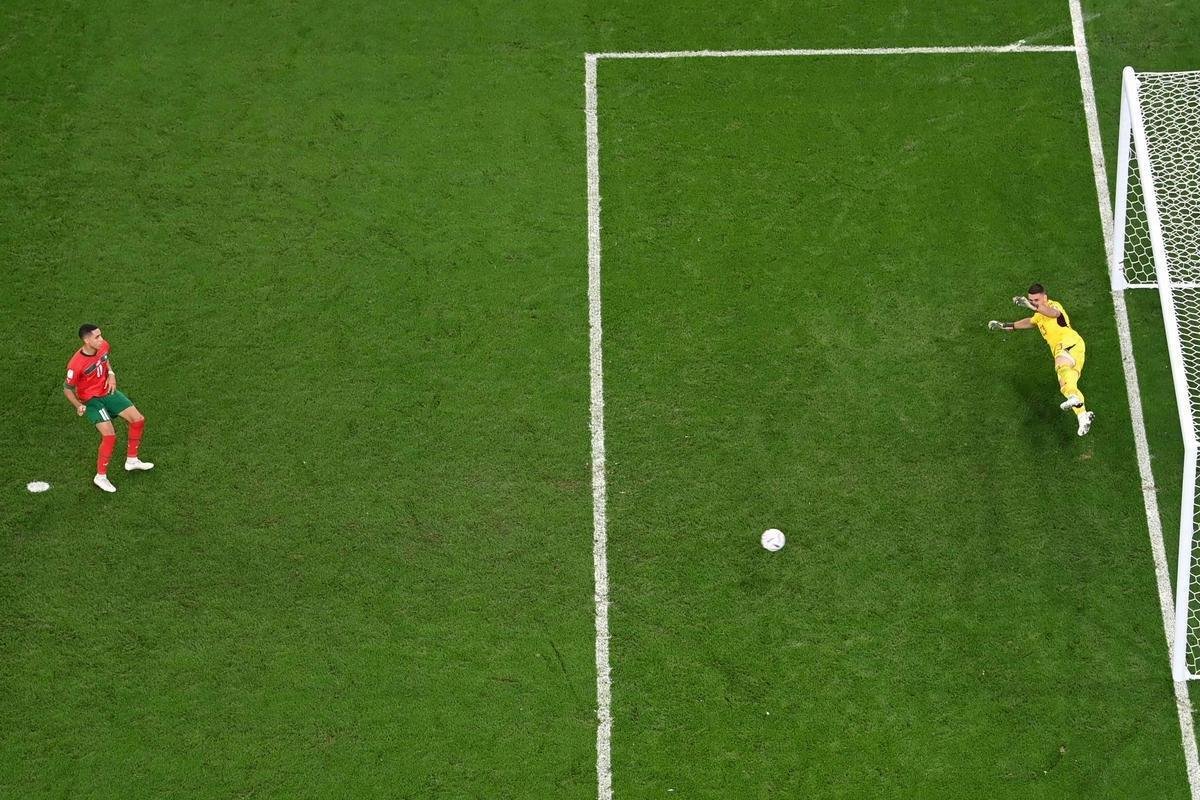 Goleiro Unai Simn caiu para o canto direito, e Hakimi cavou no meio do gol para levar Marrocos s quartas