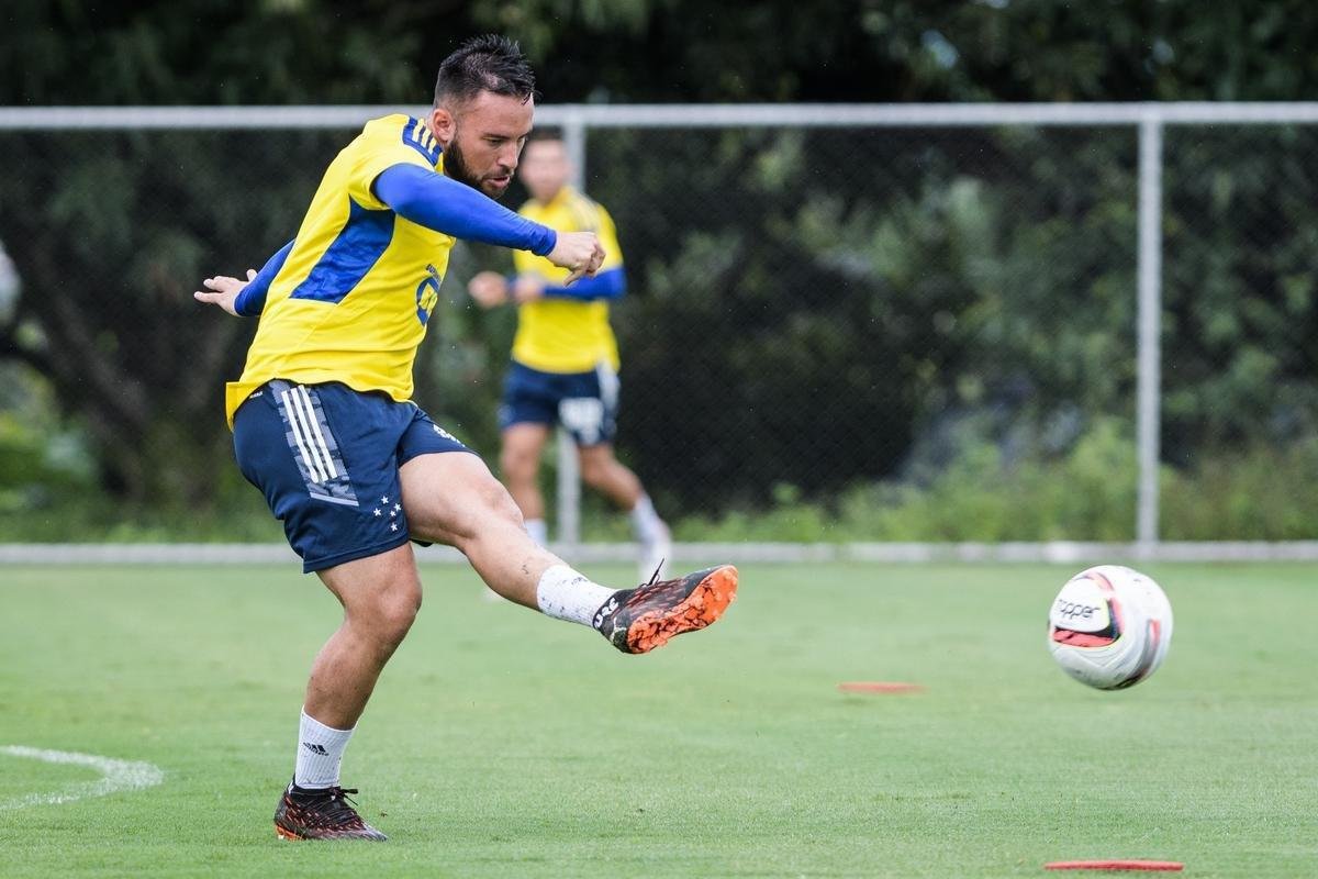 Giovanni, meio-campista, 27 anos