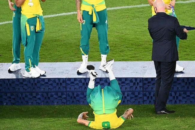 Jogadores da Sele��o Brasileira recebem a medalha de ouro pela conquista ol�mpica no futebol