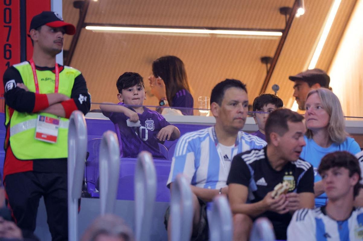 Familiares de Messi em camarote do Estdio 974, de Doha, durante jogo entre Argentina e Polnia pelo Grupo C da Copa do Mundo. Nas fotos aparecem o pai Jorge Messi, a esposa Antonela Roccuzzo e os filhos Ciro, Thiago e Matteo