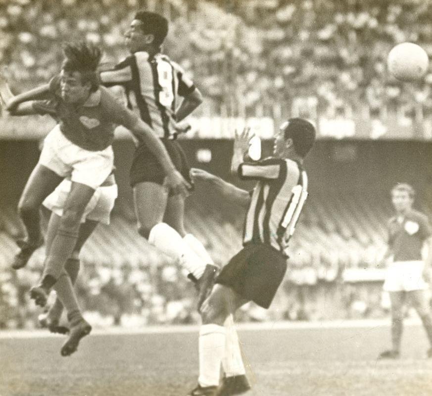 08/06/1971 - O jogador de futebol do Amrica, Jair Bala (camisa 9), num lance do jogo contra o Atltico de Trs Coraes no Mineiro