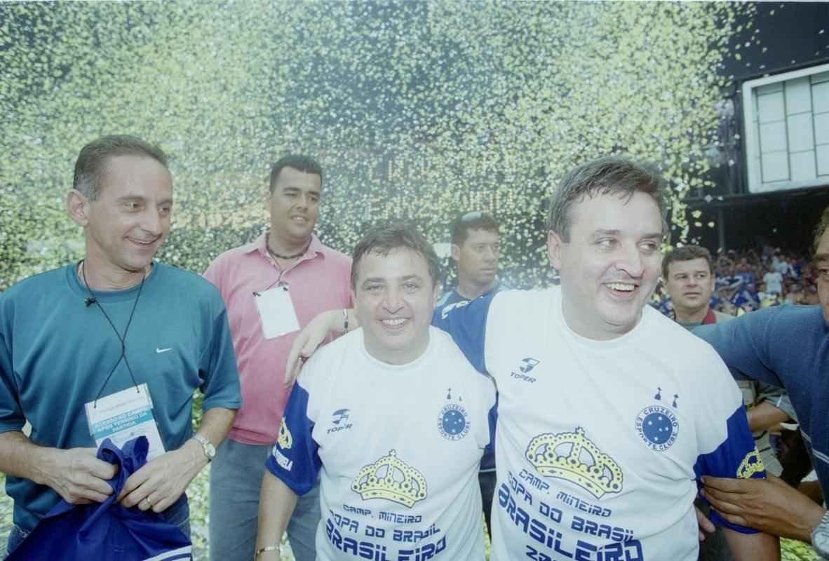 Depois da vitria por 2 a 1 sobre o Paysandu naquele 30 de novembro, no Mineiro, resultado que confirmou o ttulo brasileiro de 2003 com duas rodadas de antecedncia, jogadores do Cruzeiro, comisso tcnica e diretoria promoveram uma grande festa no gramado. Sem a taa oficial da CBF, o elenco deu a volta olmpica com trofus simblicos. Os mais de 75 mil presentes festejaram a indita Trplice Coroa no futebol brasileiro. Antes, o clube celeste j havia conquistado o Campeonato Mineiro de forma invicta e a Copa do Brasil.