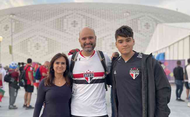 Fbio Lara, 42, Meire Antunes, 50, e o filho do casal, Gustavo Lara, 14: trio chegou ao Catar no dia seguinte  eliminao do Brasil na Copa