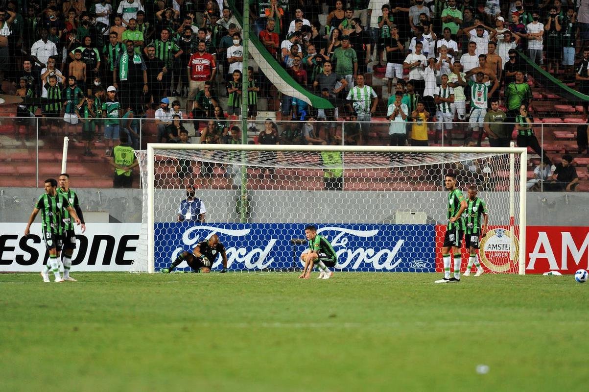 Aos 46min da etapa complementar, Josue Colmn fez linda jogada individual e contou com desvio da defesa para dar um 'banho de gua fria' nos mandantes: Guaran 1 a 0.
