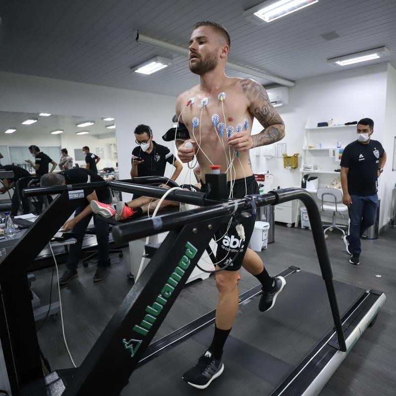 Nesta tera-feira (18), o Atltico realizou o segundo dia de trabalhos na pr-temporada 2022. Novamente com trabalhos fsicos, os atletas fizeram atividades na academia e tambm de corrida nos campos da Cidade do Galo, em Vespasiano. Ausncia, o atacante Jefferson Savarino busca solucionar burocracias para retornar da Venezuela e se juntar ao grupo alvinegro.