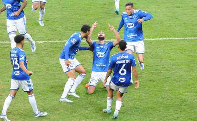 Jogadores do Cruzeiro comemoram gol contra o Vila Nova