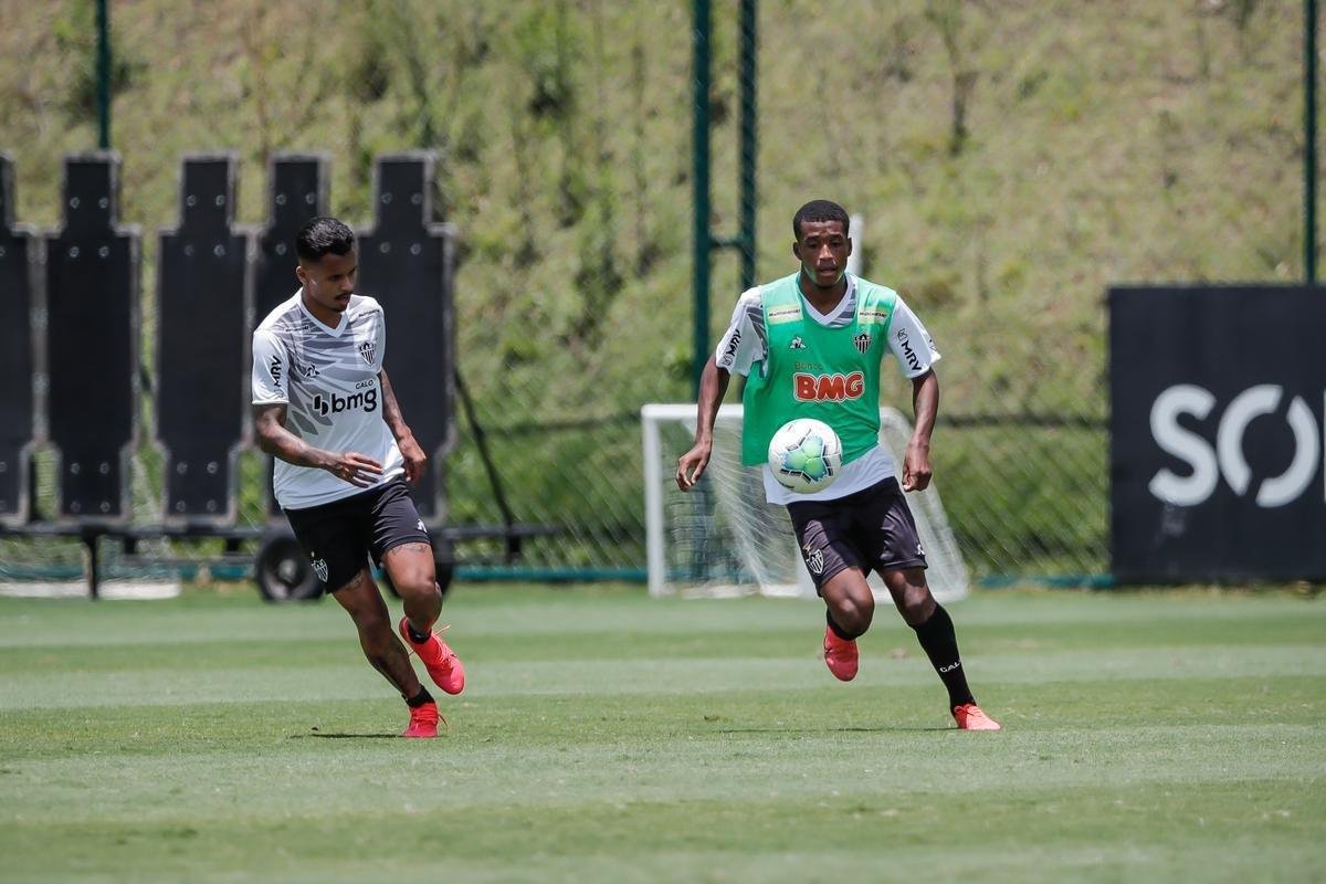 Aps polmica balada, Dylan e Marrony participam normalmente do treino na Cidade do Galo