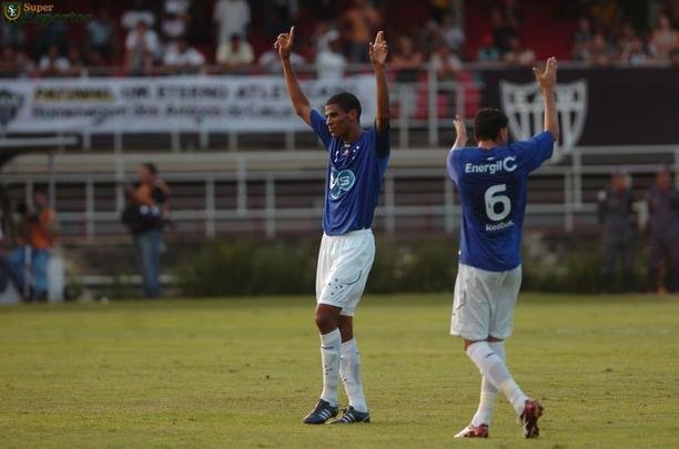 A diferena em relao  deciso do ano anterior era que a vantagem agora era do Galo. Mas a Raposa, ainda sob o comando de Adlson Batista, repetiu o placar do jogo de ida de 2008. O primeiro tempo teve apenas um gol, marcado por Klber j aos 39min. Na etapa final, Leonardo Silva e Jonathan, duas vezes cada, fizeram o time celeste repetir a maior goleada na histria dos clssicos no Gigante da Pampulha.