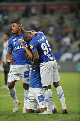 Em jogo com grande atuao do goleiro Fbio, Cruzeiro derrotou Santos de virada, por 2 a 1, com gols de Sass e Raniel; Gabriel Barbosa marcou para o Peixe, no Mineiro, pela 26 rodada do Brasileiro