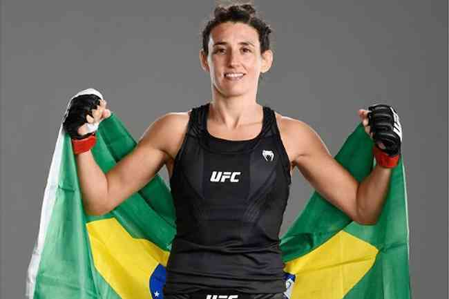 Marina Rodriguez posa com a bandeira brasileira depois da grande vitria no UFC em Las Vegas