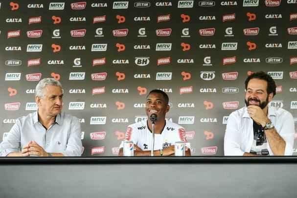 Confira imagens da chegada e da apresentao de Robinho no Atltico