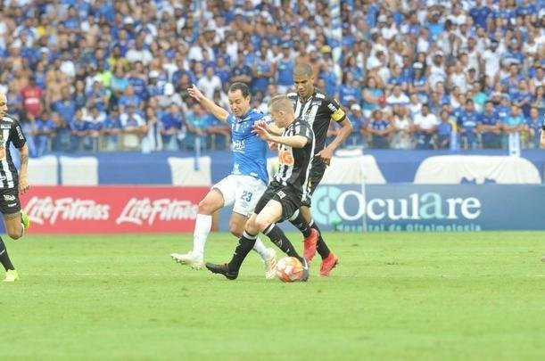 Fotos do primeiro tempo do clssico entre Cruzeiro e Atltico, pela final do Mineiro