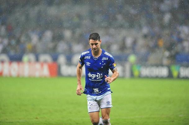 02/12/2019 - já fora dos gramados em função de um edema na coxa esquerda, Thiago Neves foi afastado definitivamente pelo então gestor de futebol, Zezé Perrella. Em recuperação, o camisa 10 compareceu a um show de pagode no Mineirão e causou fúria na torcida celeste. 'Enquanto eu aqui estiver, ele não veste mais', disse Perrella na ocasião.