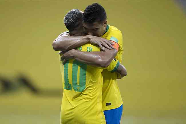 Casemiro abraa Neymar: capito ressalta campanha invicta e v 'caminho sendo feito' pelo Brasil 