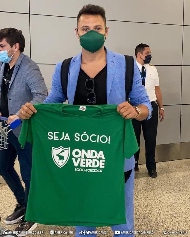 Fotos da chegada do atacante argentino Mauro Zrate a Belo Horizonte e do primeiro treinamento do jogador pelo Amrica no CT Lanna Drumond